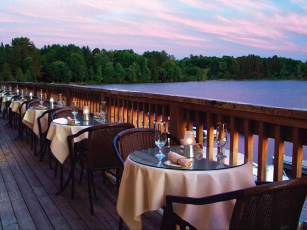 Hotel Taboo Muskoka Gravenhurst Esterno foto
