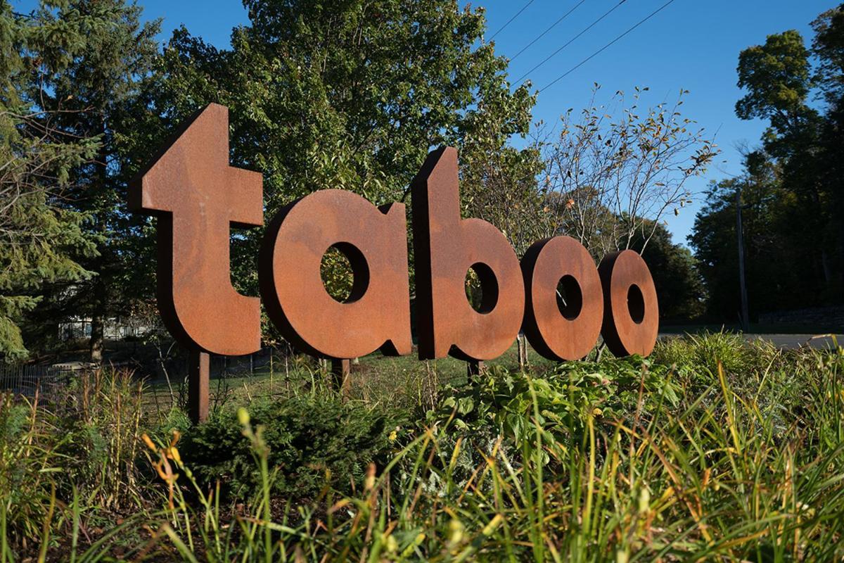 Hotel Taboo Muskoka Gravenhurst Esterno foto